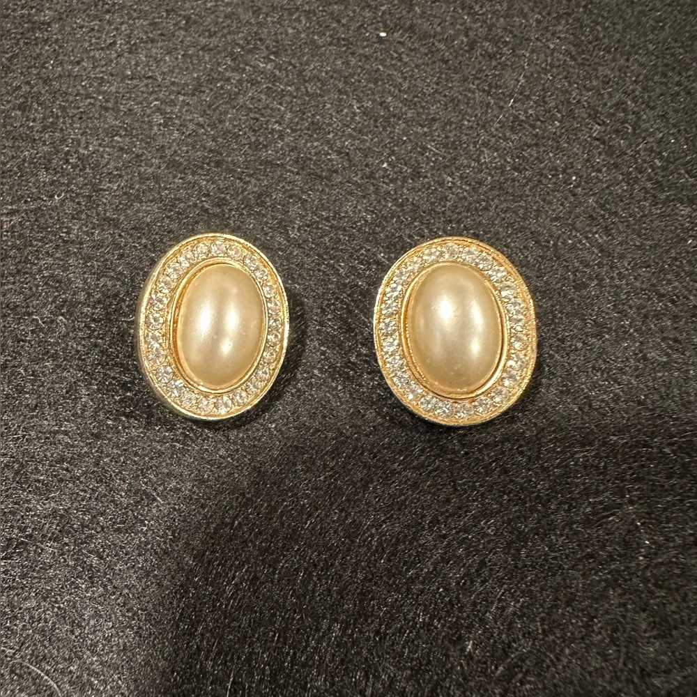 Vintage Hobe’ Simulated Pearl Clear Rhinestone Oval Goldtone Pierced Earrings